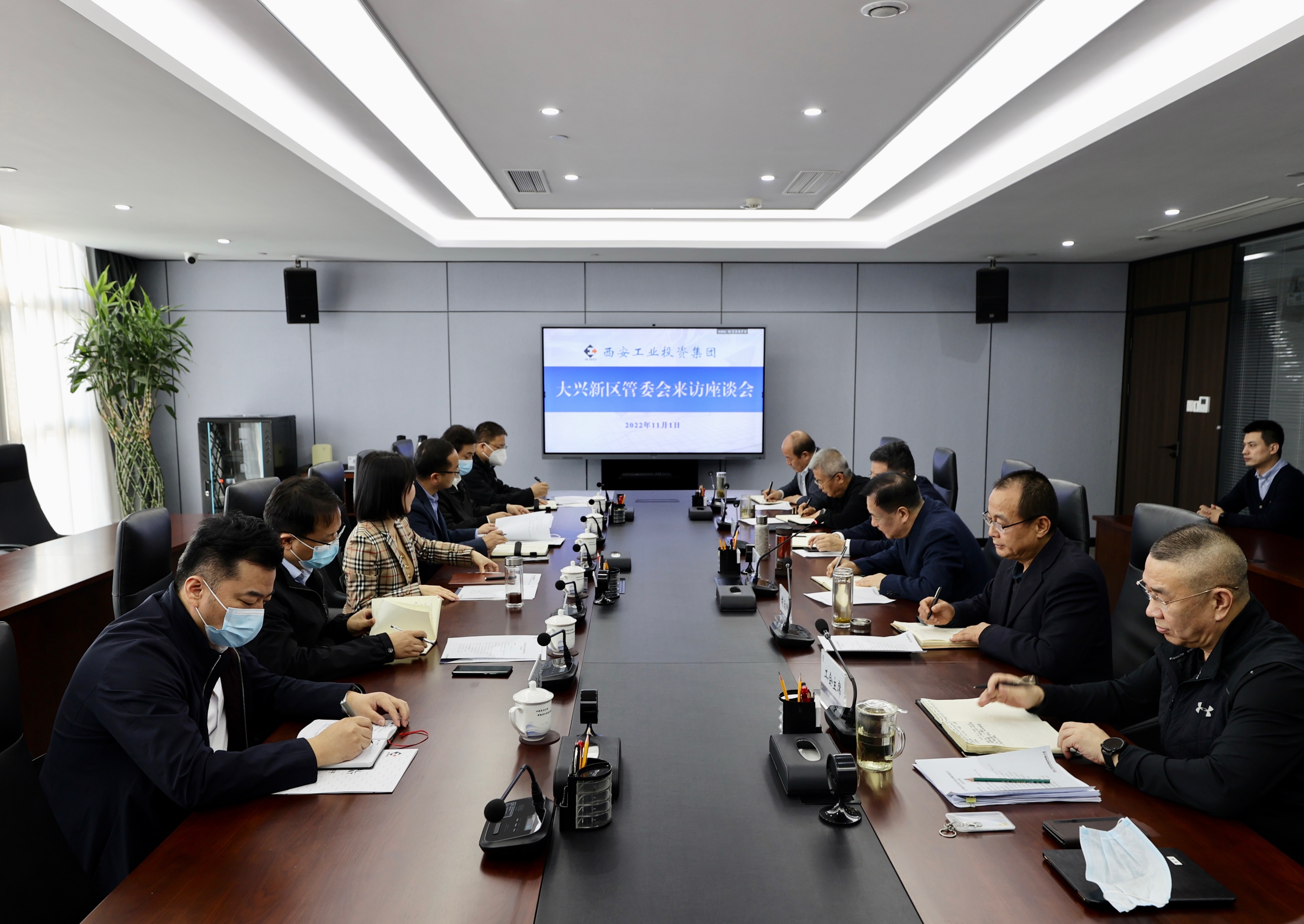 莲湖区委常委武蓉一行到MG不朽情缘集团进行工作互换